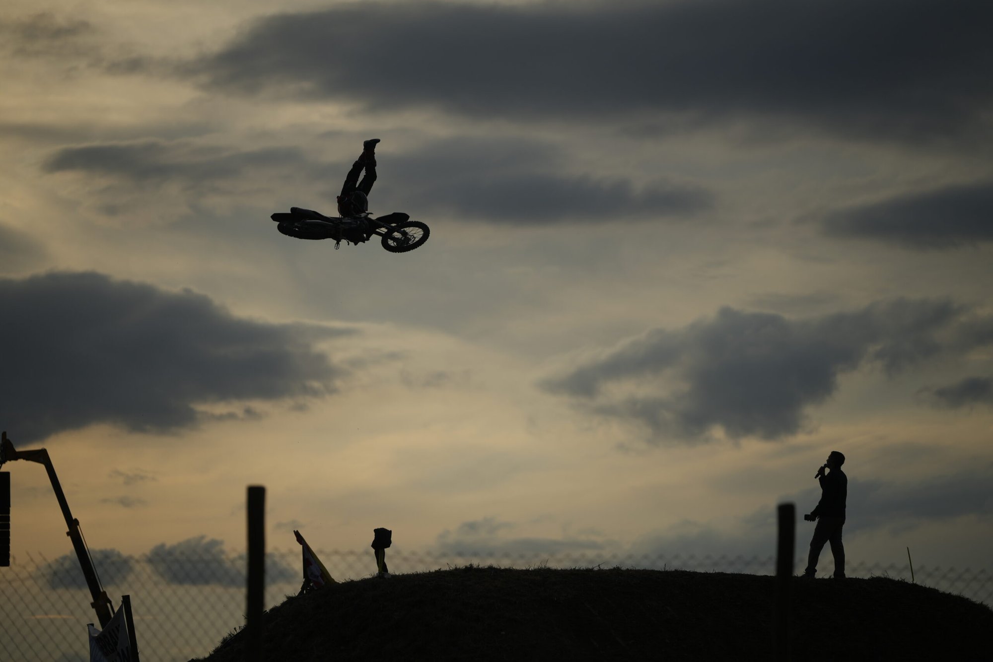 Photo pilote de fmx en pleine figure aérienne
