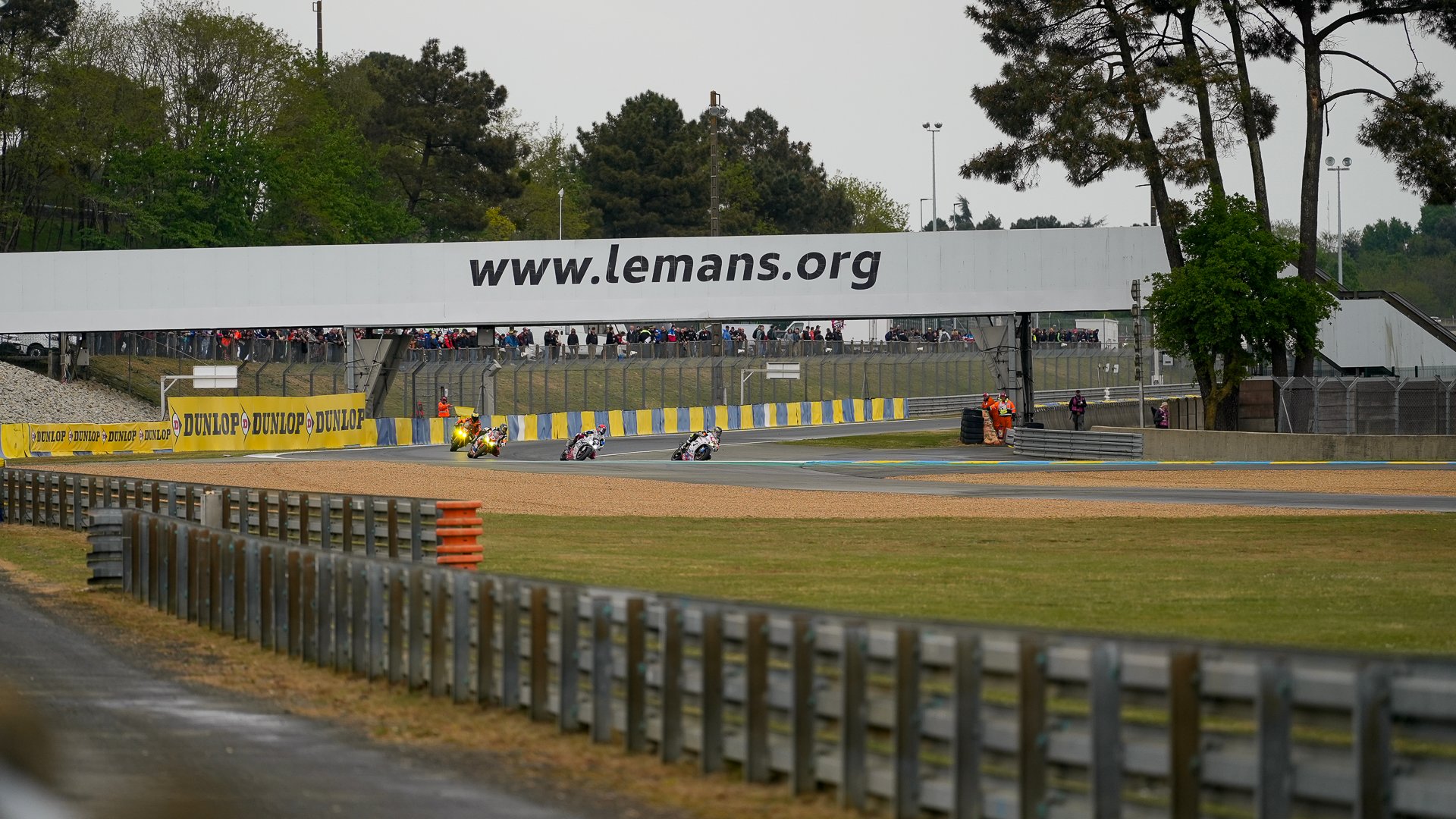 Bord de piste lors d'une compétition automobile au Mans