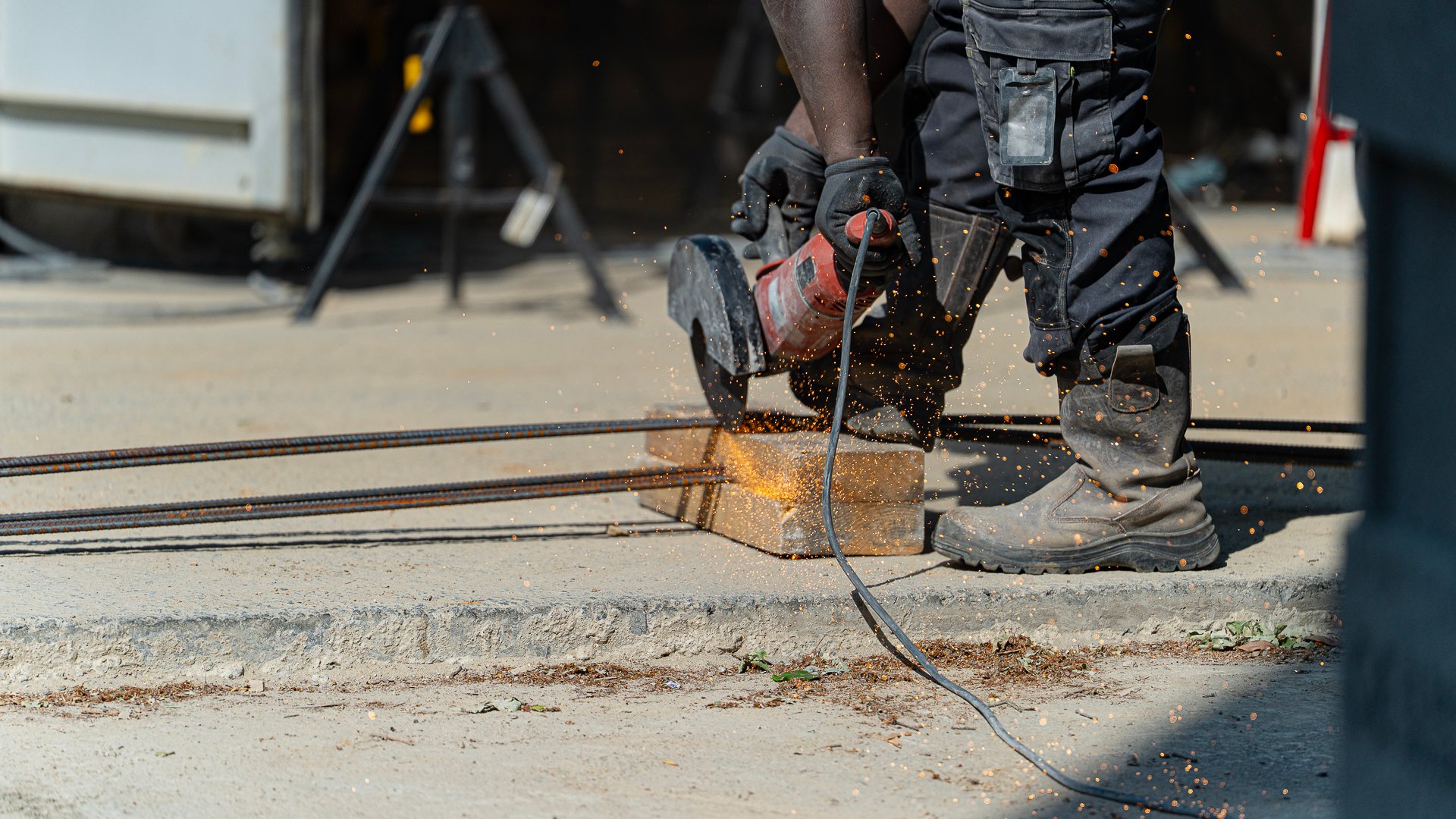 Découpe de ferraille sur chantier de gros œuvre