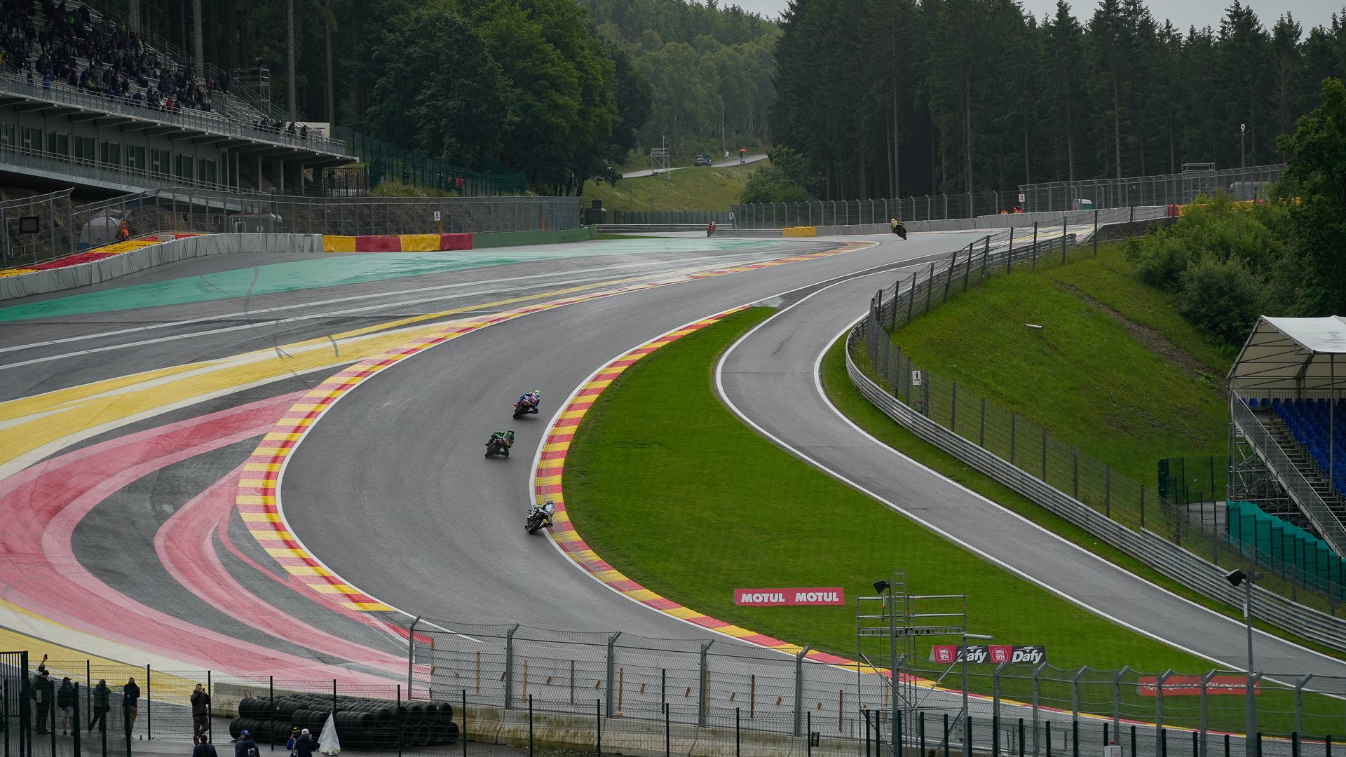 Vue large d'un circuit automobile pendant une épreuve