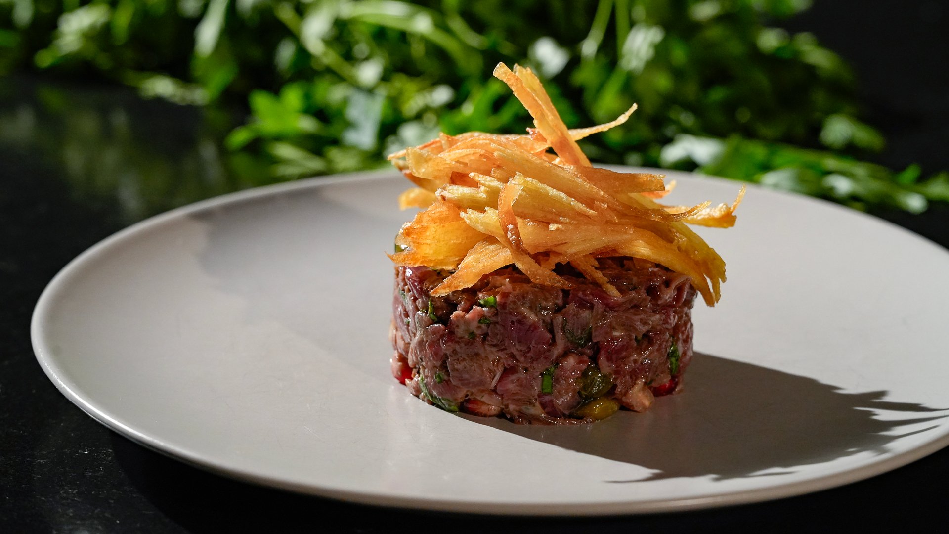 Assiette dressée photographiée pour un reportage gastronomique