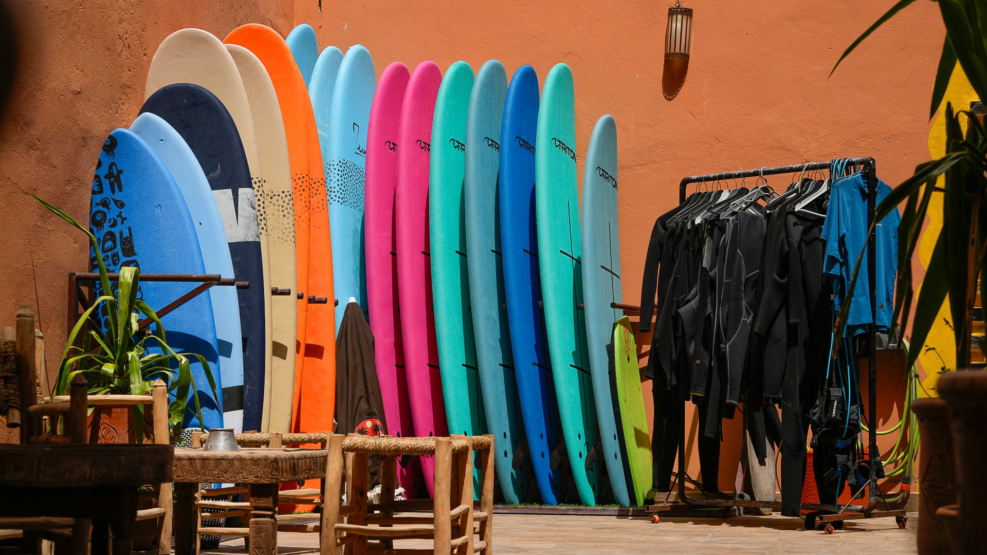 Zone de stockage d'un hôtel pour produits de surfs en location