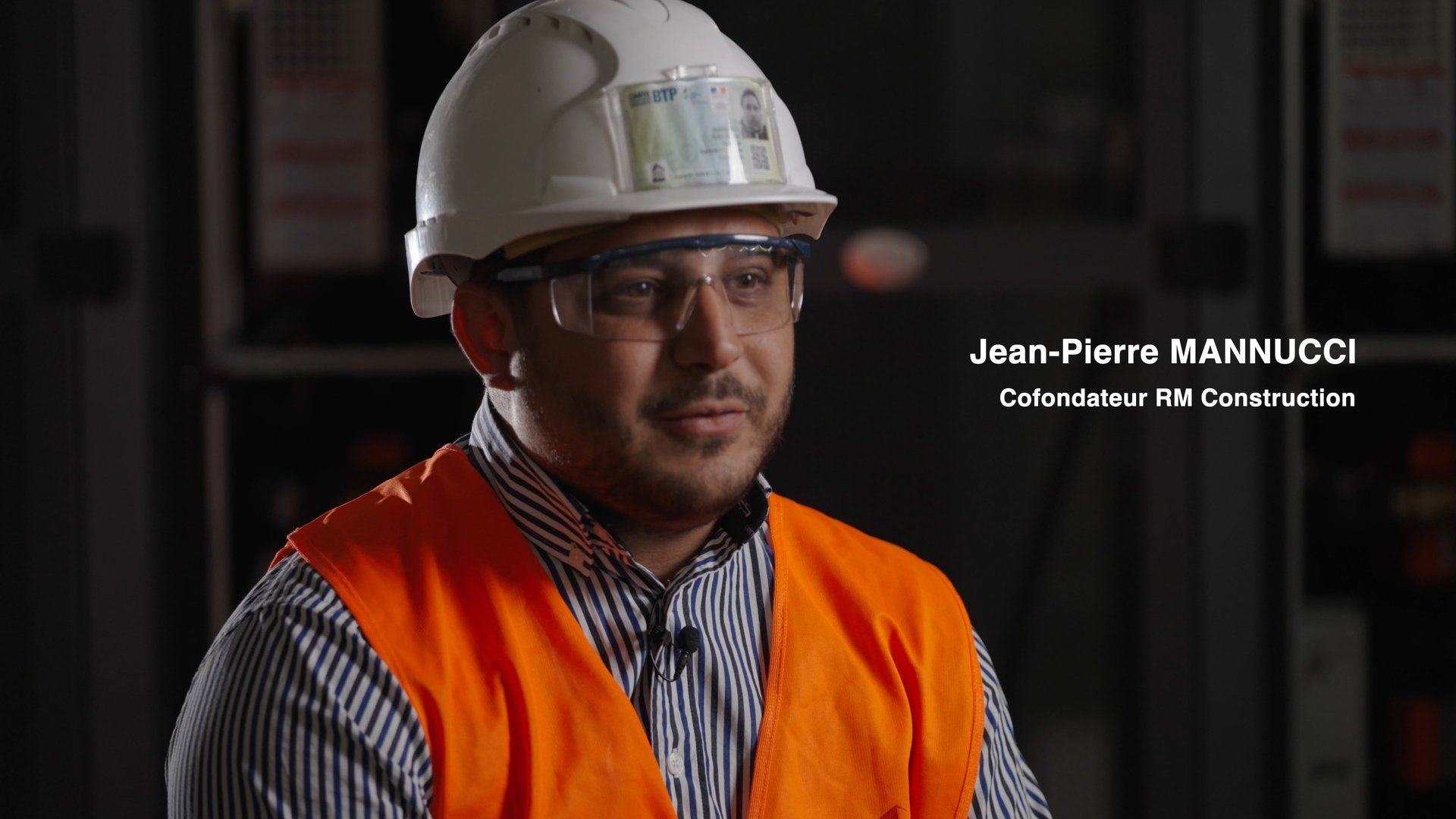 Interview du responsable de RM Construction en casque et gilet haute visibilité