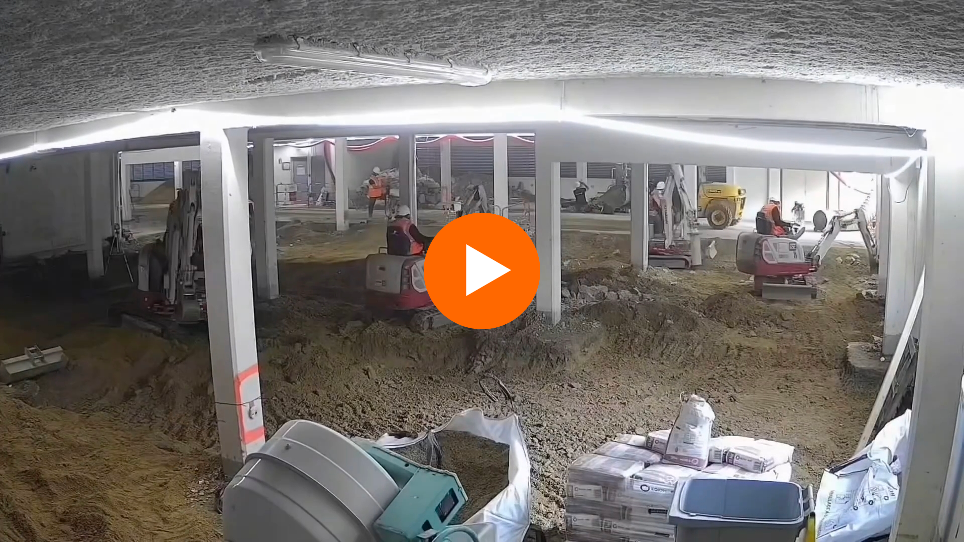 Timelapse de chantier : structure en cours de construction vue de l'intérieur